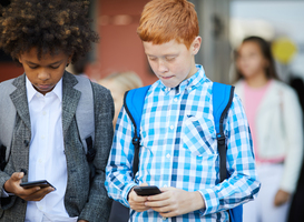Mobiele telefoon uit het klaslokaal zorgt voor rust onder scholieren 